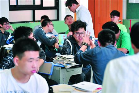 上海市八中学校长为首届男生班打80分-男生班