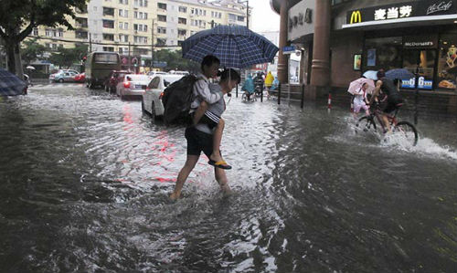 上海持续暴雨多处积水:波及地铁7号线 虹口母