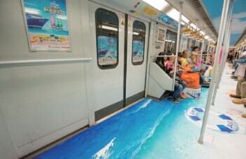 到上海地铁体验海滨的浪漫 车厢贴上海水沙滩